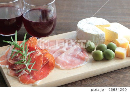 生ハムとオリーブとチーズ　ワインでカジュアルパーティー 96684290