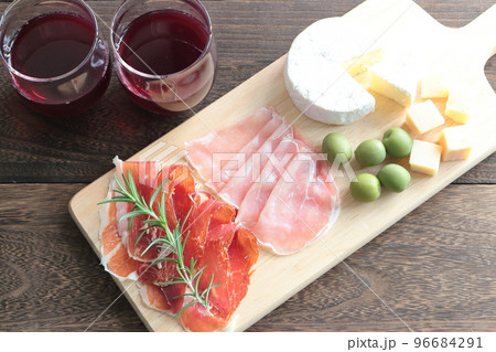 生ハムとオリーブとチーズ　ワインでカジュアルパーティー 96684291