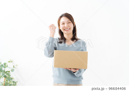 段ボール箱を持つ女性 96684406