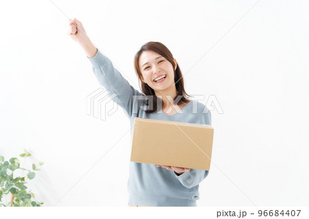 段ボール箱を持つ女性 96684407