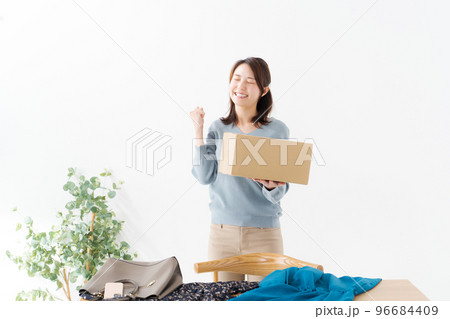 段ボール箱を持つ女性 96684409