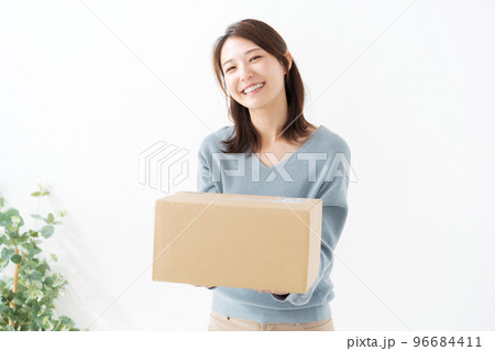 段ボール箱を持つ女性 96684411
