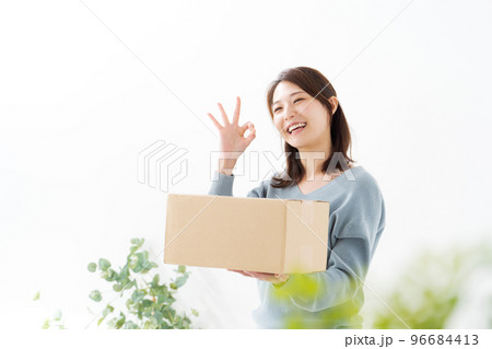 段ボール箱を持つ女性 96684413
