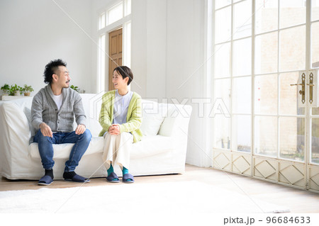 夫婦で笑顔で仲良く話し合うイメージ 96684633