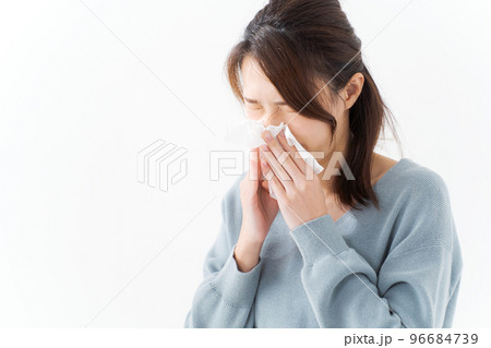 鼻をかむ女性 96684739