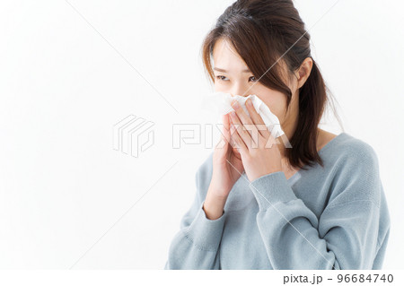 鼻をかむ女性 鼻をかむ女性 96684740