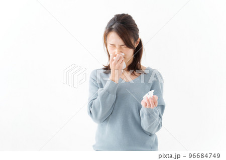 鼻をかむ女性 鼻をかむ女性 96684749