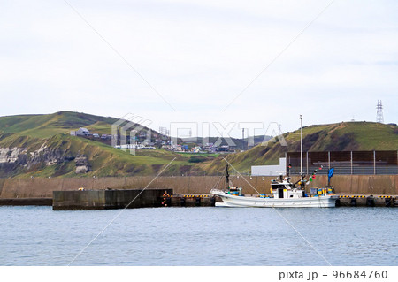 イタンキ漁港から見たイタンキの丘と潮見公園【北海道室蘭市】 96684760
