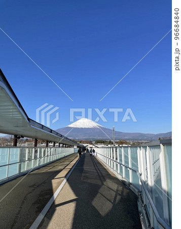 雲ひとつない快晴の中輝く富士山 雲ひとつない快晴の中輝く富士山 96684840