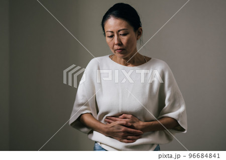 お腹が痛い日本人ミドル女性 96684841