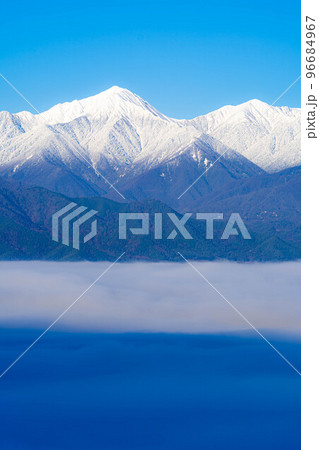 【雲海素材】初冬の降雪した北アルプスと雲海と青空【長野県】 96684967