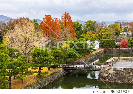 古都京都の秋　世界遺産　紅葉の元離宮二条城 96684988