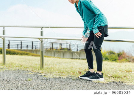 ランニング・ウォーキング中に太ももが痛くなるアジア人女性 96685034