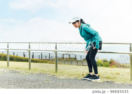 ランニング・ウォーキング中に太ももが痛くなるアジア人女性 96685035