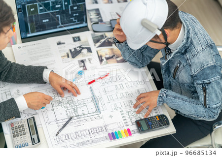 設計変更によるコストアップに頭を悩ませる現場代理人　工事監理者　一級建築士　ミーティング　トラブル 96685134