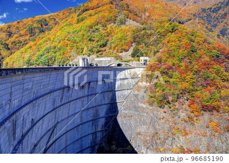梓湖（奈川渡ダム湖）の紅葉 96685190