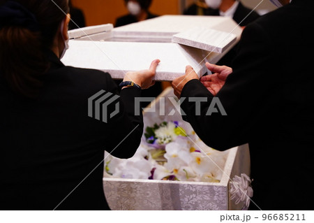 棺のふたを閉じる親族 棺のふたを閉じる親族 96685211