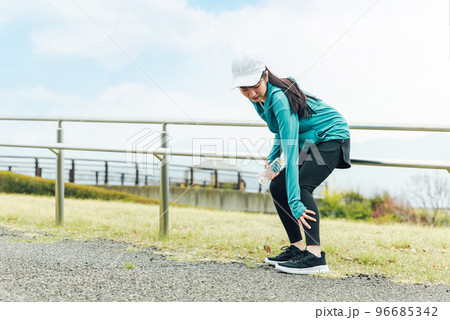 公園で運動中にふくらはぎが痛くなるアジア人女性 公園で運動中にふくらはぎが痛くなるアジア人女性 96685342