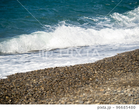 青い海の波打ち際の白波。 96685480