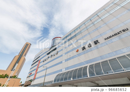 静岡県浜松市　東海道新幹線の停車駅　晴天のJR浜松駅（北口）と浜松のシンボル「アクトタワー」 96685652