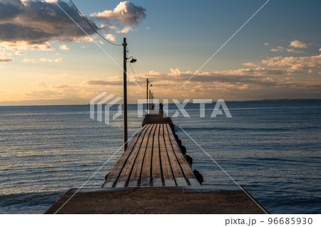 《千葉県》夕暮れの原岡桟橋 96685930