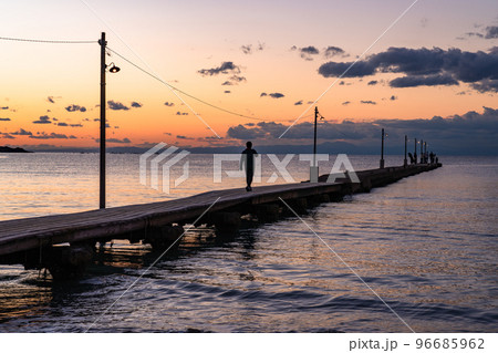 《千葉県》夕暮れの原岡桟橋 96685962