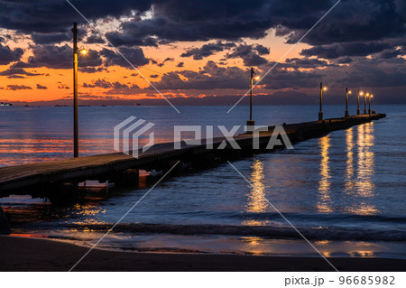 《千葉県》夕暮れの原岡桟橋 96685982