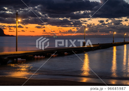 《千葉県》夕暮れの原岡桟橋 96685987