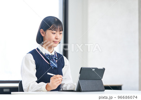 タブレットで学習する中学生 96686074