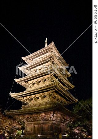 世界遺産  東寺（真言宗総本山　 教王護国寺） 紅葉ライトアップ  【京都市南区】 96686109