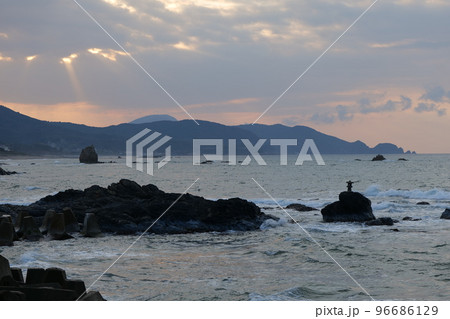 持石海岸観音岩の夕景 96686129