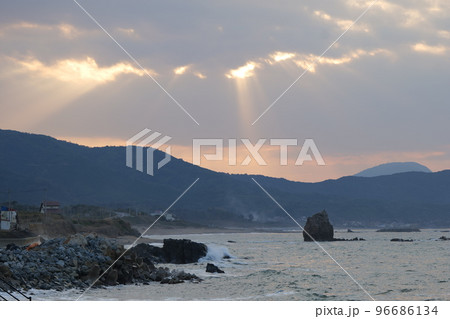 持石海岸観音岩の夕景 持石海岸観音岩の夕景 96686134