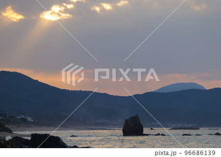 持石海岸観音岩の夕景 持石海岸観音岩の夕景 96686139