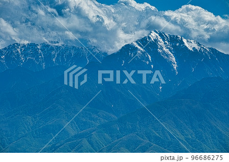 初秋の南アルプスの冠雪し始めた甲斐駒ヶ岳と雲 96686275
