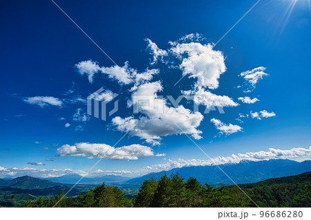 初秋の南アルプスの冠雪し始めた山々と広い空 初秋の南アルプスの冠雪し始めた山々と広い空 96686280