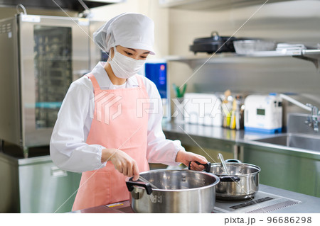 若い女性の調理師 96686298