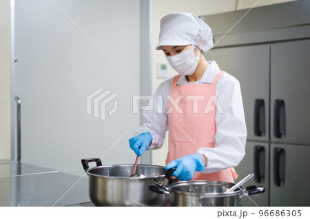 若い女性の調理師 若い女性の調理師 96686305