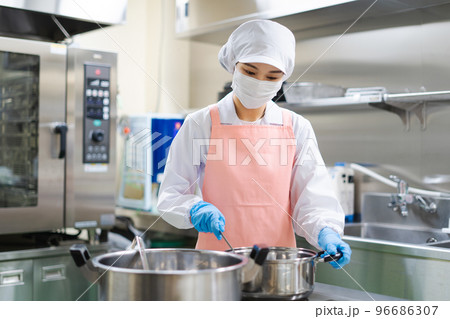 若い女性の調理師 96686307