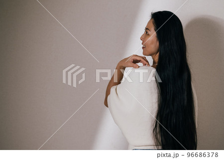 ロングヘアーのミドル女性・ビューティーイメージ 96686378