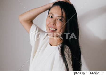 ロングヘアーのミドル女性・ビューティーイメージ 96686409