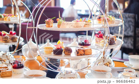 高級ホテルでアフターヌーンティー 96686462
