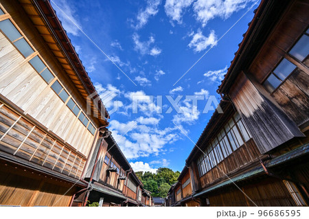 青空が広がるひがし茶屋街の秋 96686595