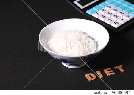 ダイエットイメージ　茶碗に盛ったご飯と計算機とDIETの文字 96686694
