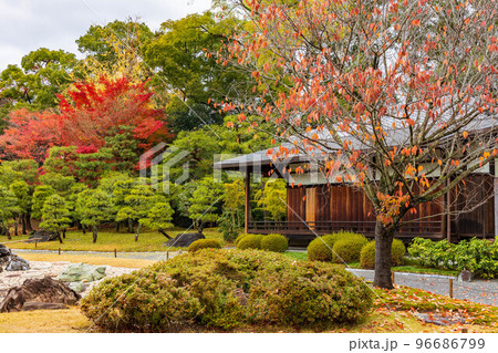 古都京都の秋　世界遺産　紅葉の元離宮二条城　清流園香雲亭 96686799