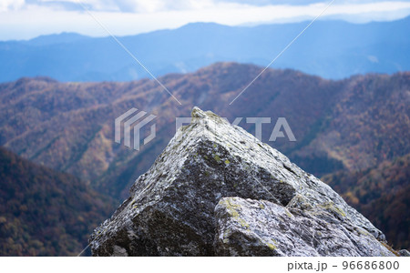 日本の剣山山頂付近から見える山間の景色と青い空 96686800