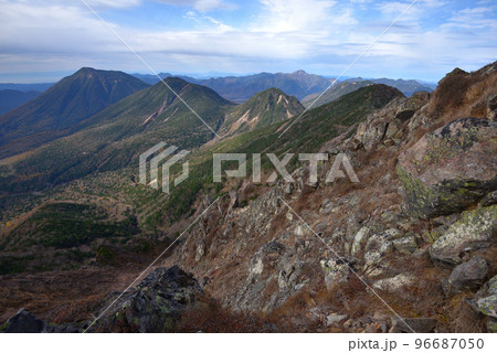 女峰山山頂から男体山へ続く日光連山と日光白根方面を見る 96687050