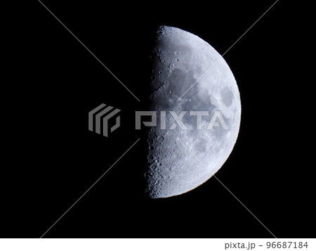 月（moon）- 昼の月の写真素材 [96687184] - PIXTA