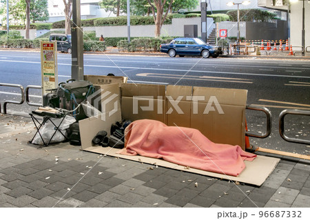 歩道上に置かれたホームレスの荷物とホームレス 歩道上に置かれたホームレスの荷物とホームレス 96687332