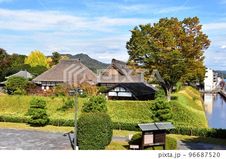 足利市　足利学校と紅葉と街並み 96687520