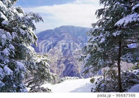 冬季常念岳東尾根からの常念山脈の山 96687566